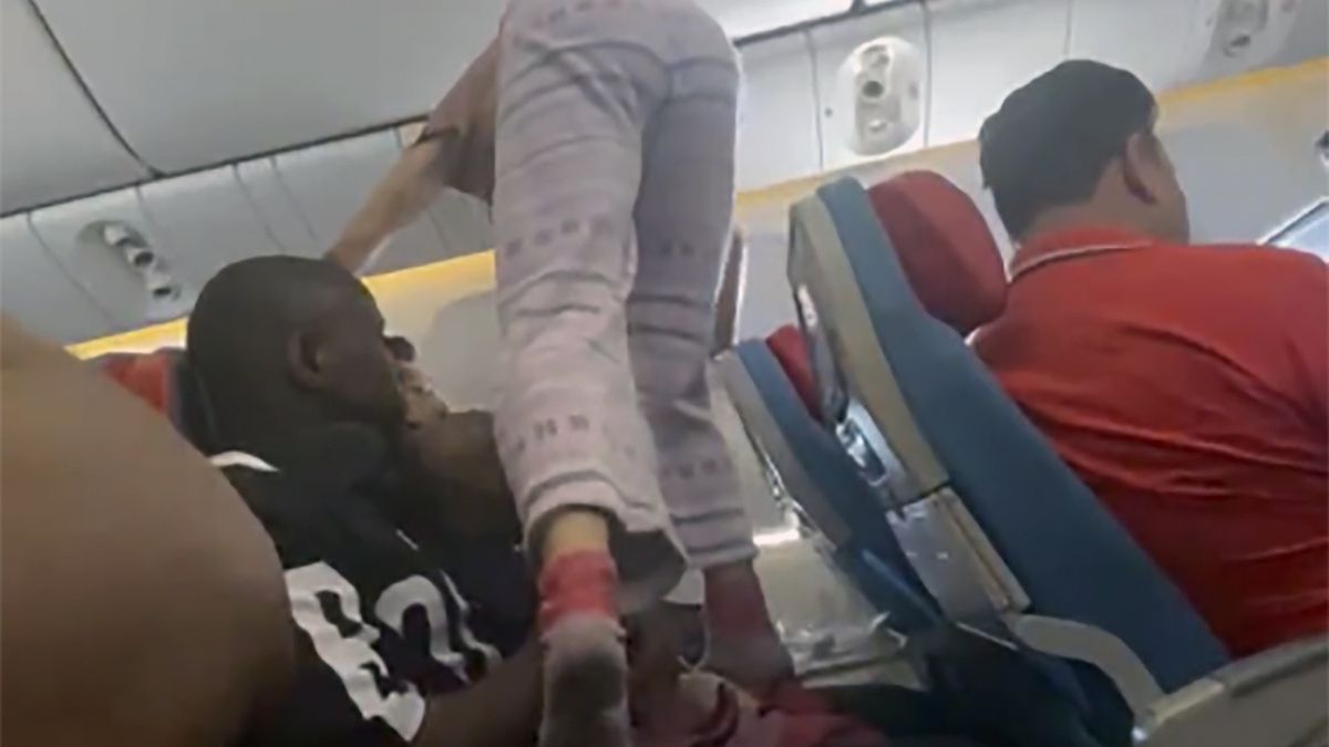 Pasażerka postanowiła w karkołomny sposób dostać się na swoje miejsce