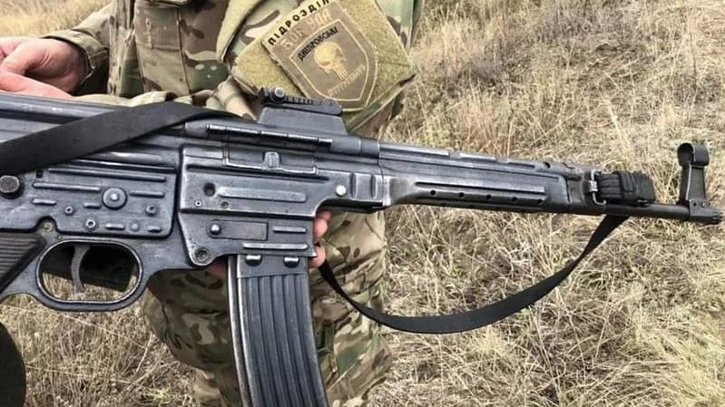 Ukraiński żołnierz z karabinkiem Sturmgewher 44.