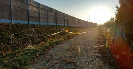 Miał dość samochodów. Postawił zaporę pod napięciem