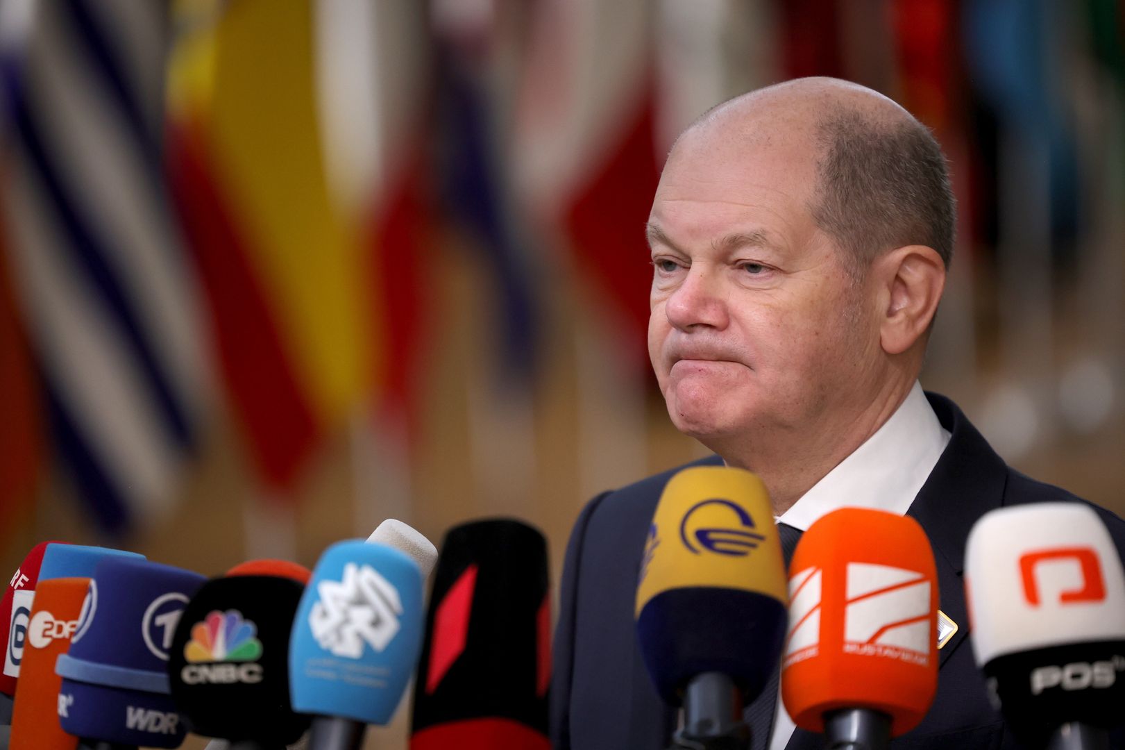 Germany's Chancellor Olaf Scholz speaks to the media as he arrives for a European Council in Brussels, Belgium, 14 December 2023. EU leaders are gathering in Brussels for a two-day summit to discuss the latest developments in relation to Russia's invasion of Ukraine, and in the Middle East, including the humanitarian situation in Gaza, the block's enlargement policy and long-term budget 2021-2027, as well as security and defense, among other topics. EPA/OLIVIER MATTHYS Dostawca: PAP/EPA.