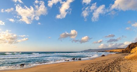 Playa del Viejo Rey na Fuerteventurze – fale, klify i zachód słońca