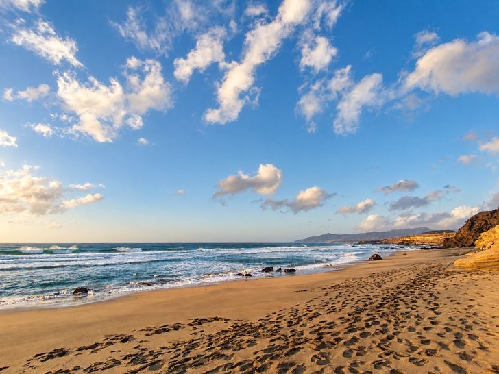 Playa del Viejo Rey na Fuerteventurze – fale, klify i zachód słońca