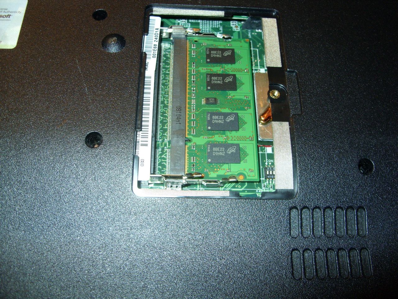 Wiele laptopów ma specjalną klapkę, pod którą ukryte są kości RAM (fot. elektroda.pl/Mery84)
