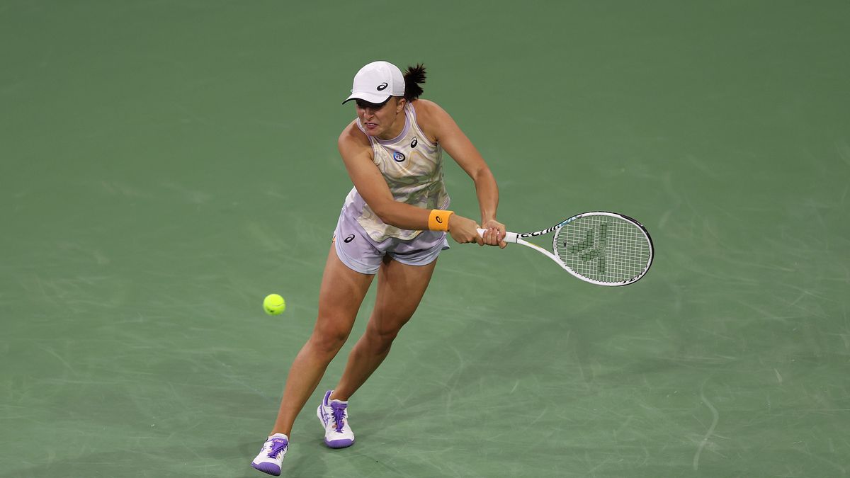 INDIAN WELLS, CALIFORNIA - MARCH 17:  Iga Swiatek of Poland in action against Elena Rybakina in the semi final during the BNP Paribas Open on March 17, 2023 in Indian Wells, California. (Photo by Julian Finney/Getty Images)
