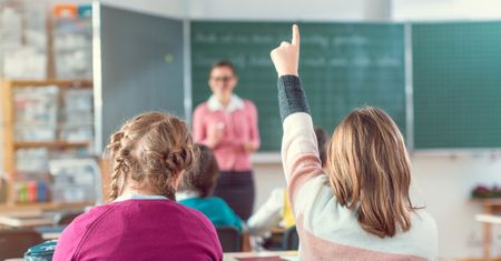 Skoro za uczniów wypracowania pisze AI, to może pora by zastąpiła też nauczycieli?