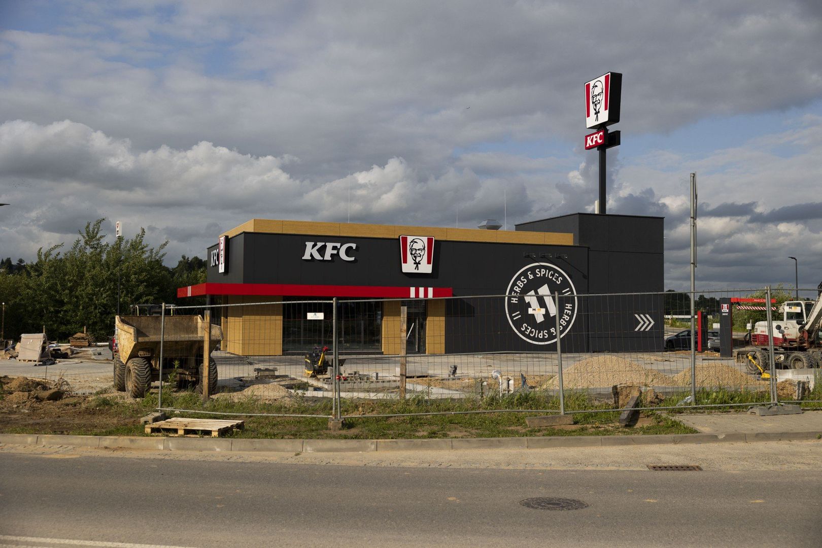 KFC Krakowska Wieliczka powstał przy DK 94 na granicy Wieliczki i Krakowa