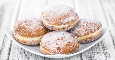 Tłusty czwartek Auchan 2022. Cena pączków i donutów. Jakie promocje?