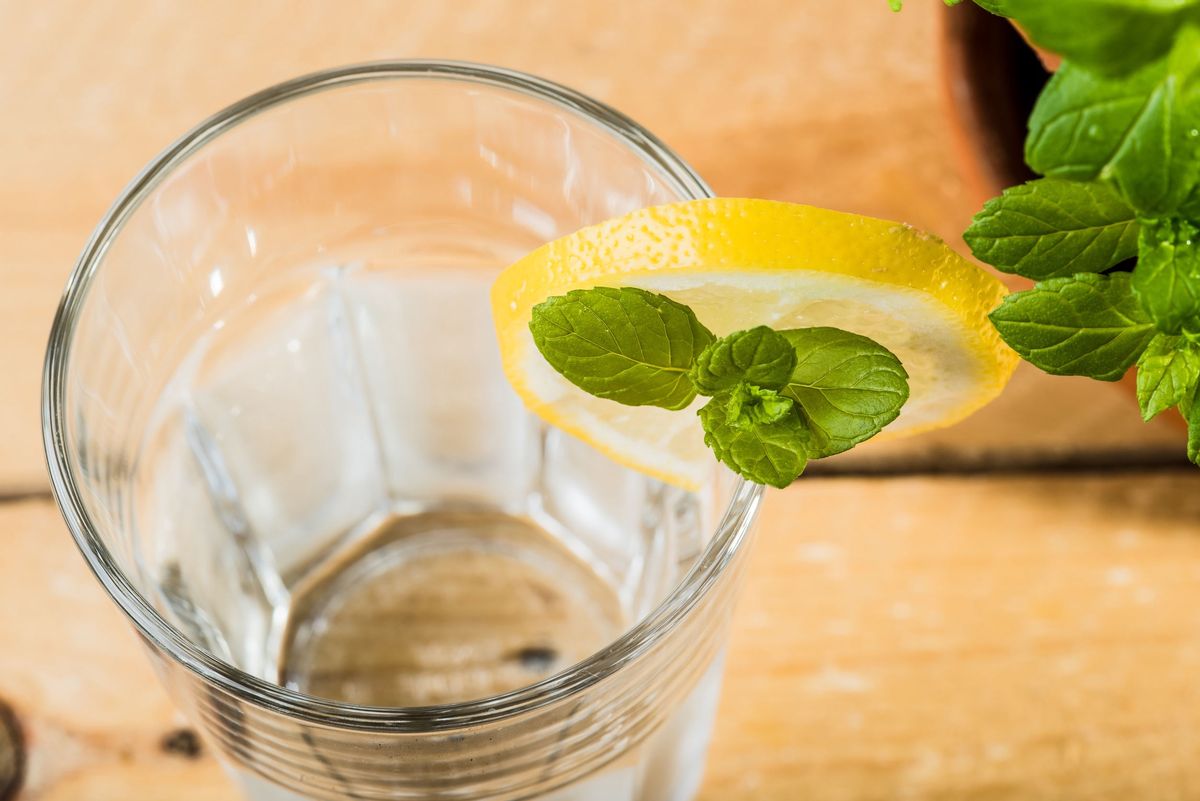 Ciepła woda z cytryną powinna być pierwszym napojem o poranku