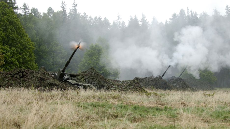 Zamaskowane AS-90 prowadzące ostrzał na ćwiczeniach NATO w Czechach. 