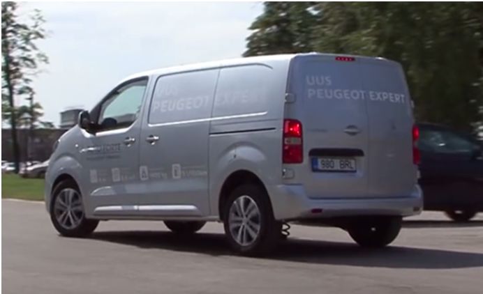 Peugeot Expert - podobnie jak bliźniaczy model Citroën Jumpy - w wersji dwuskrzydłowej nie posiada centralnej lampy STOP zamontowanej pośrodku, lecz przesuniętą na lewo, co jest zgodne z obowiązującymi przepisami europejskimi i krajowymi.