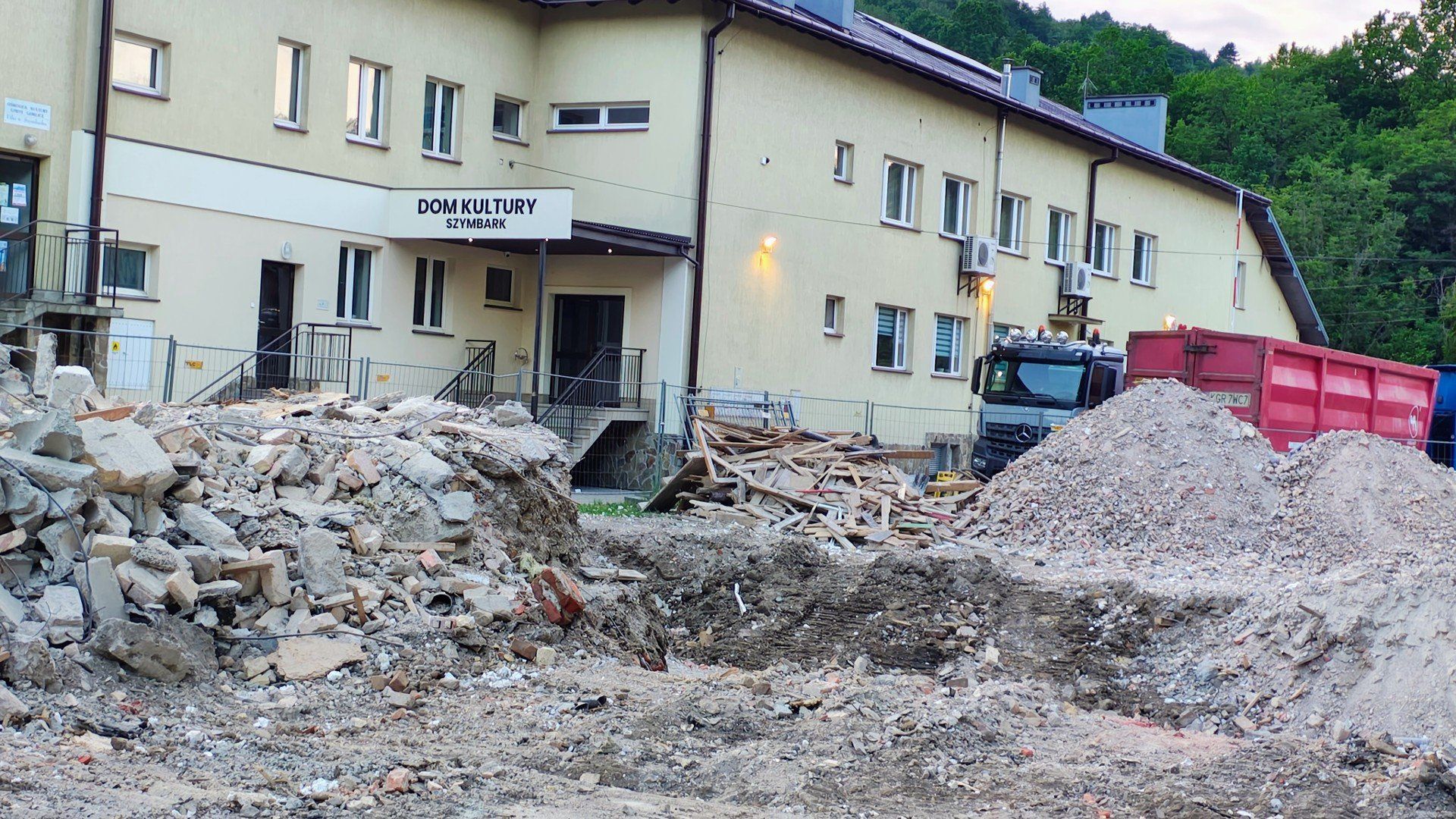 Szymbark, wyburzanie restauracji Watra