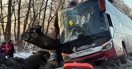Poważny wypadek autokaru, który jechał z Kijowa. Uderzył w słup