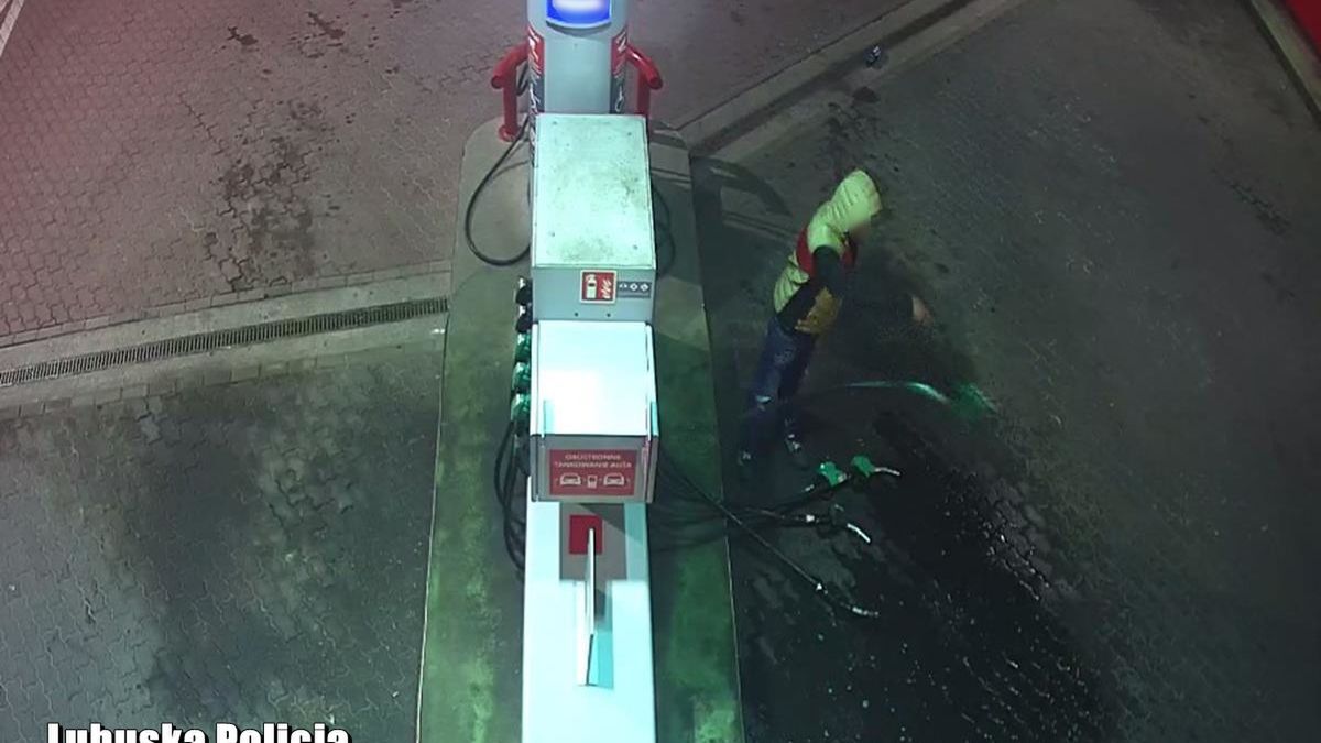 27-latek wylewający paliwo na drogę