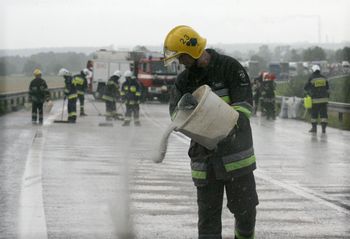 Woj. kujawsko-pomorskie: Plama oleju na drodze krajowej. Utrudnienia potrwają do 15