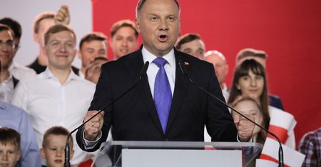 Wybory 2020. Niecałe pół miliona głosów różnicy. Duda wygrywa w 50+, przegrywa w 500+