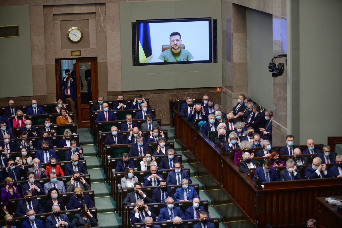 Podczas uroczystego Zgromadzenia Posłów i Senatorów przemówił zdalnie prezydent Ukrainy Wołodymyr Zełenski. 