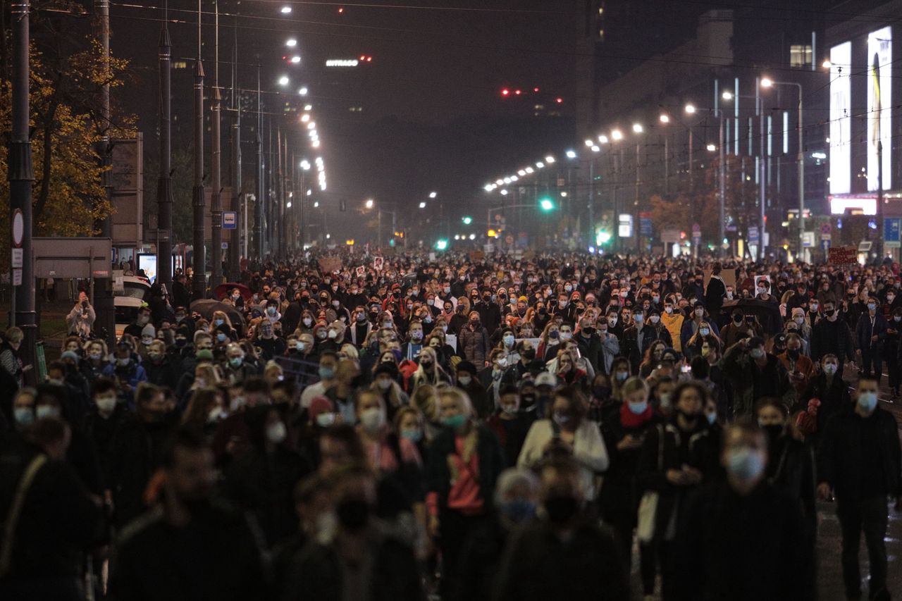 Strajk Kobiet na ulicach Warszawy. Demonstracje mają poparcie mimo pandemii