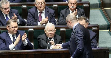Zdradził, o czym rozmawiał z Kaczyńskim rok temu. "Kontrolowany podział"
