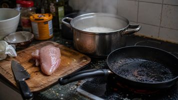 Tego absolutnie nie rób w kuchni. Naukowcy nie zostawiają złudzeń