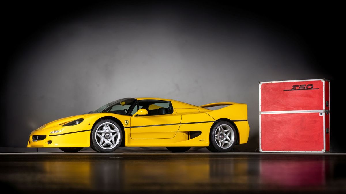 Samochód ma jedną z najbardziej charakterystycznych wersji kolorystycznych Ferrari