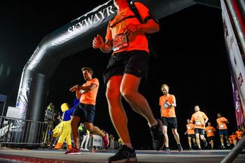 Dla 2,5 tysiąca biegaczy na lotnisku niebo okazało się łaskawe. To nie był wodny Skywayrun Gdańsk