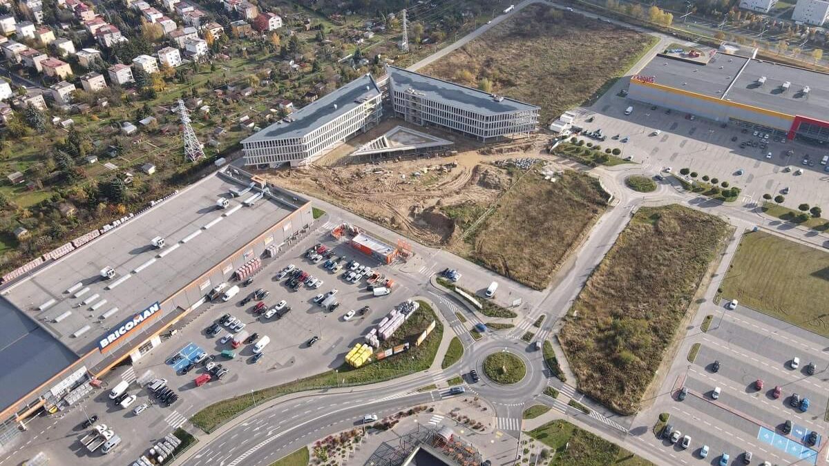 Widok na biurowiec G7 i działki, na których powstanie nowy biurowiec