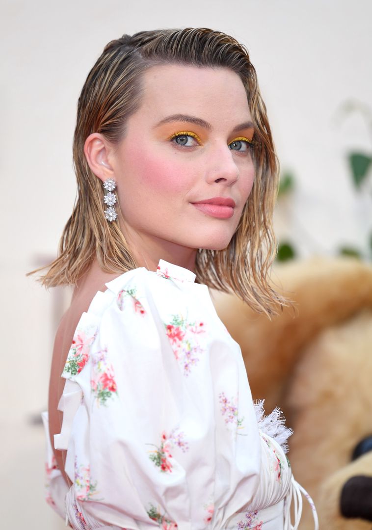 Margot Robbie we fryzurze "wet hair effect"