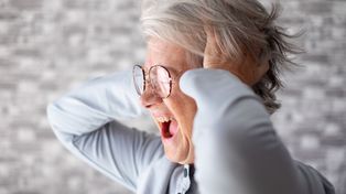 Bliska osoba nagle się zmienia? Tak mogą wyglądać pierwsze objawy demencji
