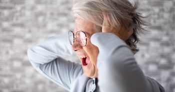 Bliska osoba nagle się zmienia? Tak mogą wyglądać pierwsze objawy demencji