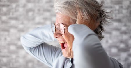 Bliska osoba nagle się zmienia? Tak mogą wyglądać pierwsze objawy demencji