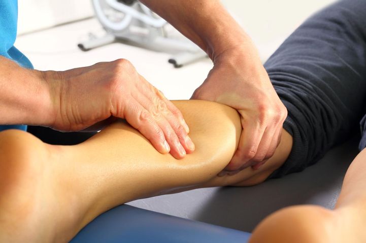 Masaż leczniczy, to także masaż kontralateralny, który jest doskonały dla osób, które przez długi czas miały unieruchomioną gipsem rękę lub nogę.