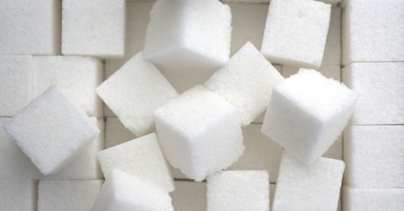 Co zamiast cukru? Czym i kiedy zastąpić ten popularny, ale niezdrowy produkt?