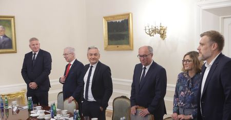 Biedroń zaskoczył. Nie wyszedł z pałacu z pustymi rękami