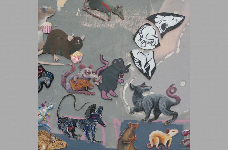 Artysta Vanzbik namalował mural przedstawiający nagą flecistkę. która przegania szczury