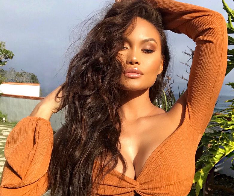 Seksowna Daphne Joy w różowym bikini. Jest marzeniem wszystkich facetów