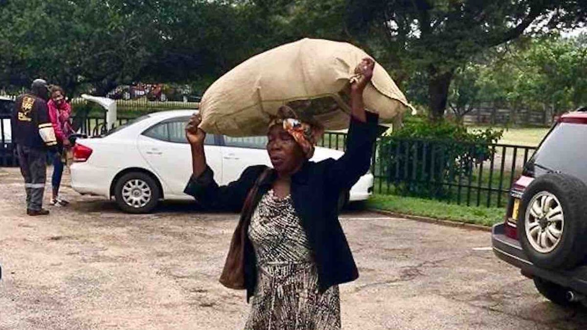 Kobieta przeszła ponad 16 km, niosąc dary dla ofiar huraganu