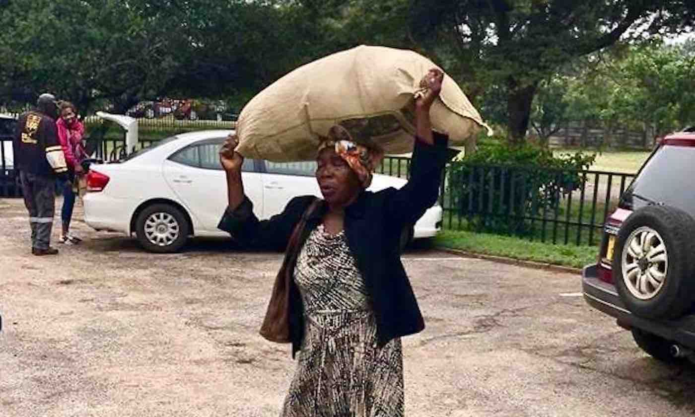 Kobieta przeszła ponad 16 km, niosąc dary dla ofiar huraganu