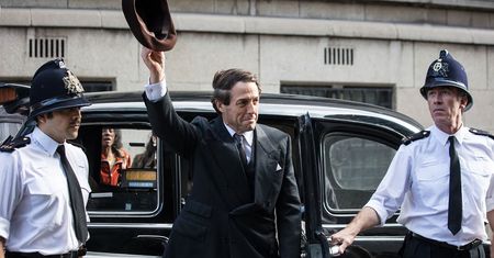 "Skandal w angielskim stylu": nowy serial z Hugh Grantem na HBO