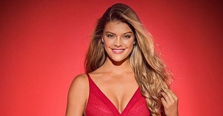 Nina Agdal kusi w czerwonej bieliźnie