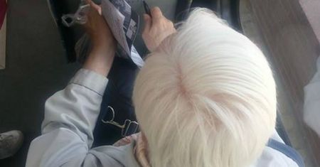 Senior przyłapany na gorącym uczynku w tramwaju. Chciał dopiec PiS