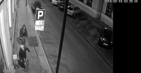 Policja poszukuje wandali, którzy zniszczyli samochody. Opublikowano nagranie