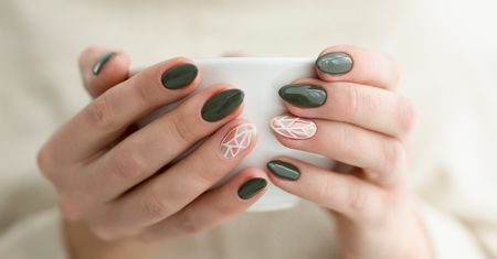 Tradycyjny manicure też może być trwały. Zobacz, co zrobić, by lakier trzymał się dłużej