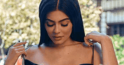 Tymi sugestywnymi fotkami Kylie Jenner potwierdziła swoją ciążę?! Pod jej koszulą kryje się już spory brzuszek