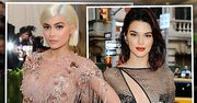 MET Gala 2017: Kylie Jenner jak Beyonce, a Kendall niczym Anja Rubik! Słynne siostry odsłoniły sporo ciała