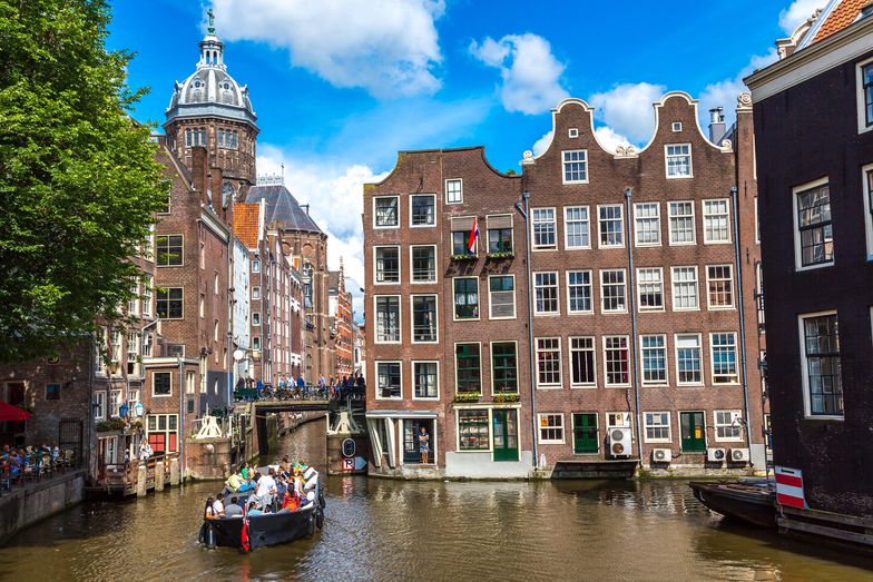 Amsterdam jest obecnie stolicą nie Holandii, lecz Niderlandów.