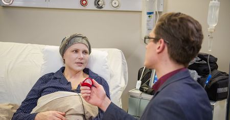 "Na Wspólnej": Maks oświadcza się Ilonie. Zaręczyny na łożu śmierci