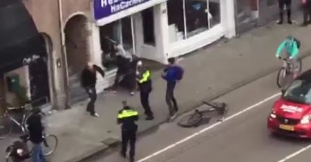 Atak na żydowską restaurację w Amsterdamie. Policja spokojnie stała obok