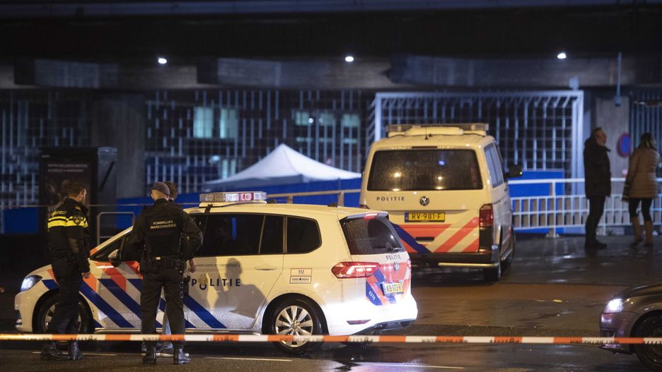 Policjanci otoczyli ścisłym kordonem miejsce, gdzie doszło do strzelaniny