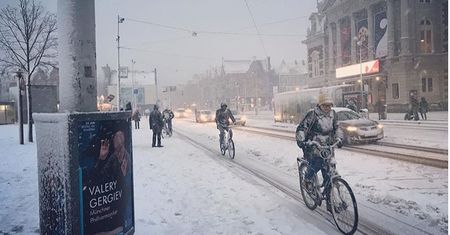 Zima zaatakowała Holandię. Przez śnieżycę rowerami