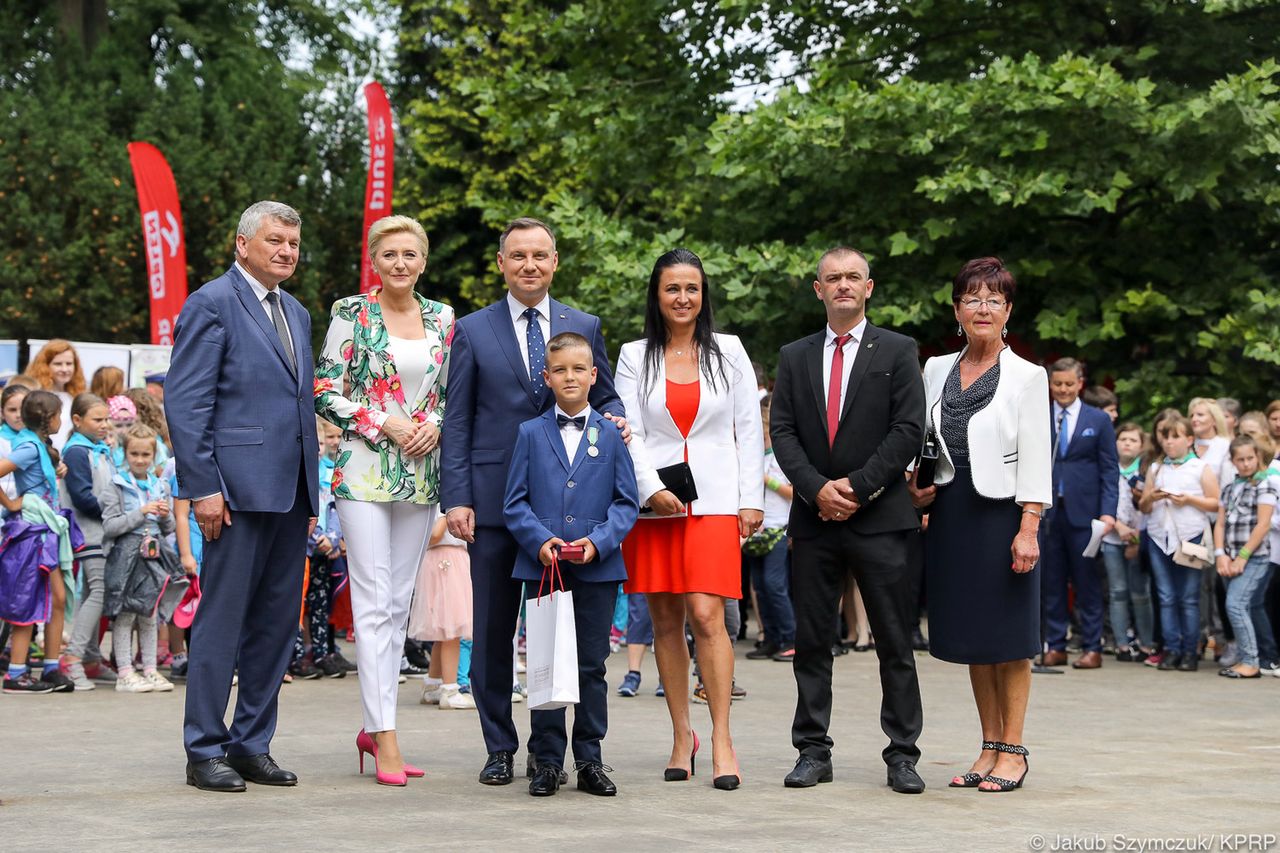 Agata Duda w białych spodniach. Elegancko i klasycznie